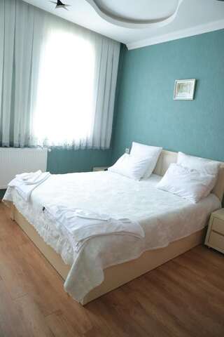 Отель Hotel Luxor Тбилиси Трехместный номер, вид на сад-3