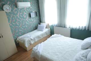 Отель Hotel Luxor Тбилиси Трехместный номер, вид на сад-4