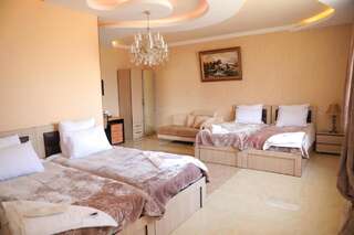 Отель Hotel Luxor Тбилиси Четырехместный номер с ванной комнатой-1