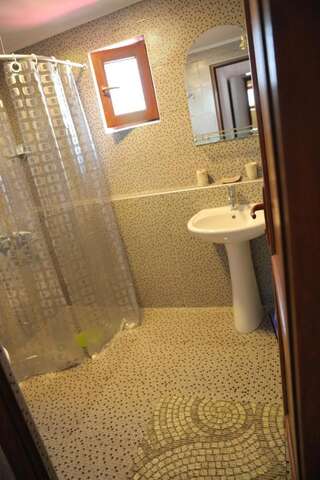 Отель Hotel Luxor Тбилиси Семейный номер с балконом-7