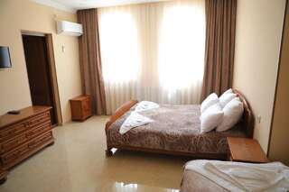 Отель Hotel Luxor Тбилиси Трехместный номер с ванной комнатой-1