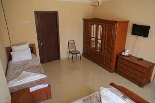 Отель Hotel Luxor Тбилиси Трехместный номер с ванной комнатой-4