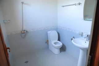 Отель Hotel Luxor Тбилиси Четырехместный номер с ванной комнатой-4