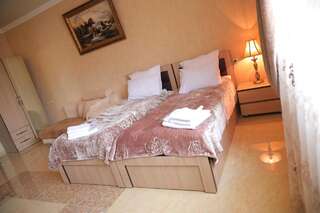 Отель Hotel Luxor Тбилиси Четырехместный номер с ванной комнатой-5