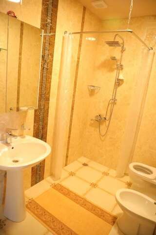 Отель Hotel Luxor Тбилиси Двухместный номер Делюкс с 1 кроватью и балконом-5